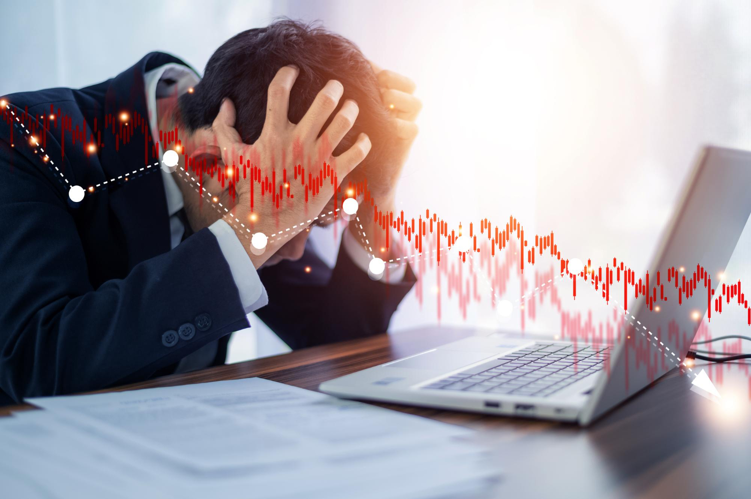 Man met zijn hand in het haar door stress