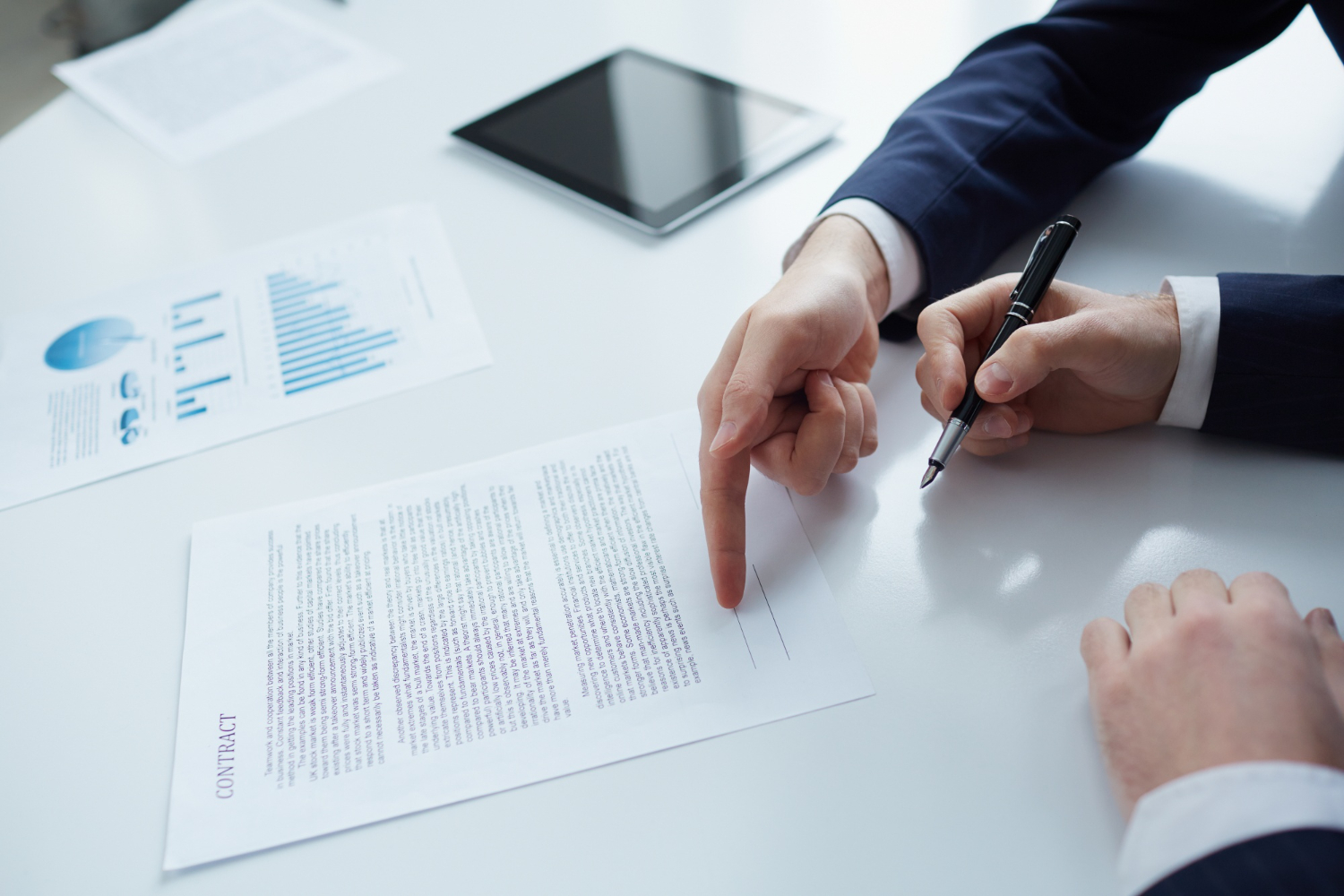 Tijdelijk contract Werkgever en werknemer bespreken en ondertekenen tijdelijk arbeidscontract aan bureau